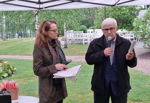 Muistosäätiön hallituksen jäsen, dosentti Kati Katajisto ja tietokirjailija, toimittaja Risto Uimonen johdattivat kuulijat näyttelyn teemoihin.
